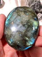 Load image into Gallery viewer, Flash Labradorite Palmstone AA
