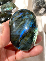 Load image into Gallery viewer, Flash Labradorite Palmstone 34
