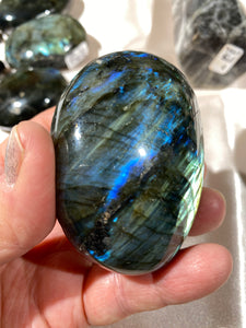 Flash Labradorite Palmstone 34
