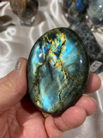 Load image into Gallery viewer, Flash Labradorite Palmstone C
