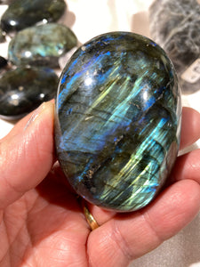 Flash Labradorite Palmstone 34