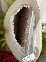 Load image into Gallery viewer, Druzy Agate Geode (6)
